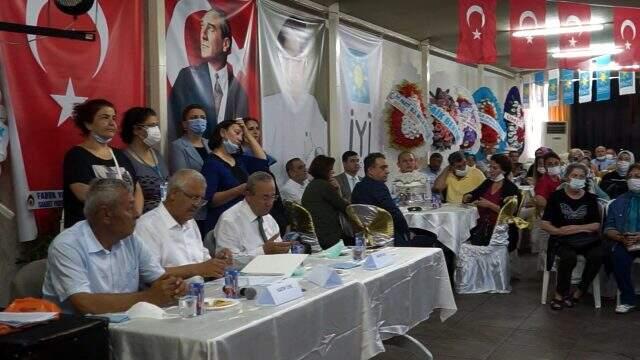 İYİ Parti'nin 2. Olağan Kongresi'nde partililer sosyal mesafe kuralını hiçe saydı İYİ Parti'nin 2. Olağan Kongresi'nde partililer sosyal mesafe kuralını hiçe saydı