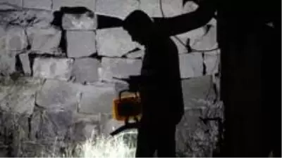 Ailesiyle birlikte evinde oturan şahıs başından vuruldu Ailesiyle birlikte evinde oturan şahıs başından vuruldu