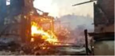 Karabük'te 2 ev, samanlık ve traktör yandı Karabük'te 2 ev, samanlık ve traktör yandı