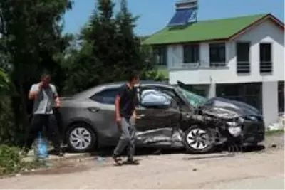 Kocaeli'de hafif ticari araçla otomobil kafa kafaya çarpıştı: 2'si çocuk 5 yaralı Kocaeli'de hafif ticari araçla otomobil kafa kafaya çarpıştı: 2'si çocuk 5 yaralı