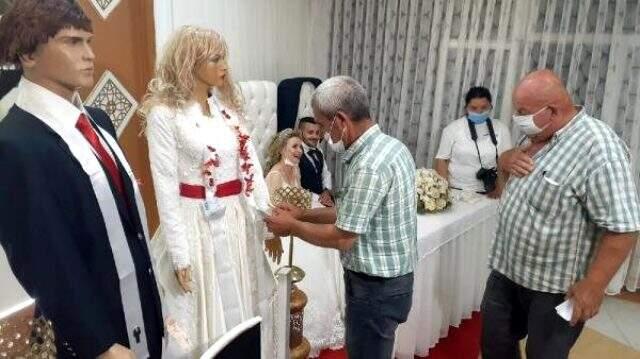 Koronavirüs sebebiyle takılar gelin damat yerine cansız mankenlere takıldı Koronavirüs sebebiyle takılar gelin damat yerine cansız mankenlere takıldı