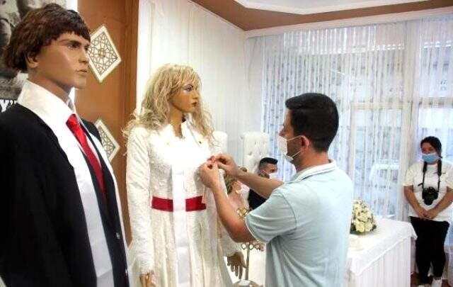 Koronavirüs sebebiyle takılar gelin damat yerine cansız mankenlere takıldı Koronavirüs sebebiyle takılar gelin damat yerine cansız mankenlere takıldı