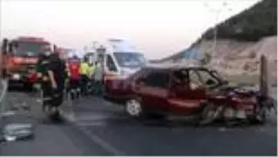 Son dakika haberi: Manisa’da bariyerlere çarpan araçtaki 3 kişi yaralandı