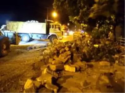 Manisa'da şiddetli fırtına nedeniyle bir caminin minaresi yıkıldı