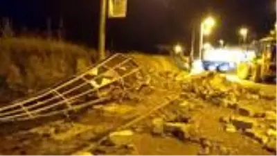 Manisa’da şiddetli fırtına nedeniyle bir caminin minaresi yıkıldı