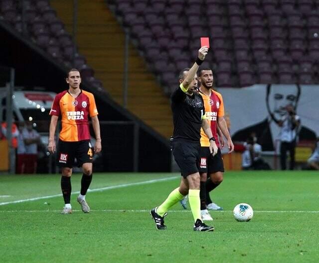 Manuel da Costa'nın kalp bölgesine tekme atan Feghouli kırmızı kartla oyun dışında kaldı Manuel da Costa'nın kalp bölgesine tekme atan Feghouli kırmızı kartla oyun dışında kaldı