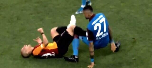 Manuel da Costa'nın kalp bölgesine tekme atan Feghouli kırmızı kartla oyun dışında kaldı Manuel da Costa'nın kalp bölgesine tekme atan Feghouli kırmızı kartla oyun dışında kaldı