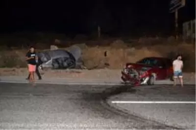 Otomobiller kafa kafaya çarpıştı: 2 yaralı