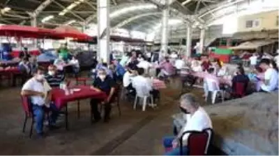 Pazara bu kez tezgah yerine düğün masası kuruldu Pazara bu kez tezgah yerine düğün masası kuruldu