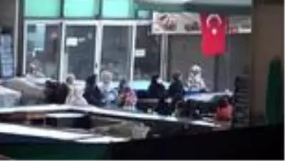 Pazara bu kez tezgah yerine düğün masası kuruldu Pazara bu kez tezgah yerine düğün masası kuruldu