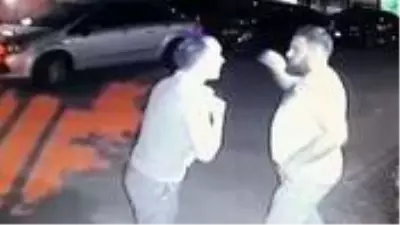 Polise ihbar edilen maganda, güvenlik görevlisini darp etti! O anlar güvenlik kamerasına yansıdı