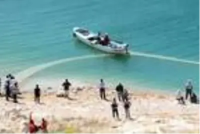 Serinlemek için baraj gölüne girdi, kayboldu