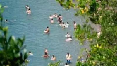 Sıcak havada plaja akın ettiler Sıcak havada plaja akın ettiler