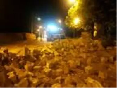 Şiddetli fırtına cami minaresini devirdi Şiddetli fırtına cami minaresini devirdi