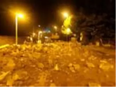 Şiddetli fırtına cami minaresini devirdi Şiddetli fırtına cami minaresini devirdi