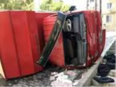 Yokuşu çıkamayan nakliye kamyonu devrildi