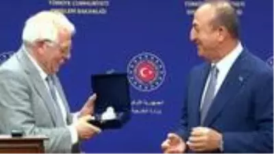 AB temsilcisi ile basın açıklaması yapan Çavuşoğlu’nun patlattığı espiri salonu kahkahaya boğdu