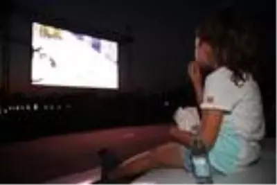 Adanalı çocukların 'arabada sinema' keyfi Adanalı çocukların 'arabada sinema' keyfi