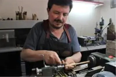 Bursalı usta, yaptığı hat kalemlerini tanesi 175 liradan dünyaya satıyor Bursalı usta, yaptığı hat kalemlerini tanesi 175 liradan dünyaya satıyor