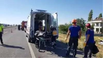 Aksaray'da düğün dönüşü kaza: 1 ölü, 4 yaralı Aksaray'da düğün dönüşü kaza: 1 ölü, 4 yaralı