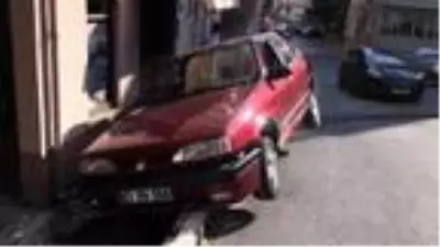 Alkollü sürücünün kullandığı otomobil yol kenarında askıda kaldı