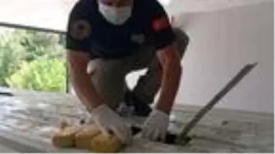 Aracın tavanından 375 kilo eroin çıktı Aracın tavanından 375 kilo eroin çıktı