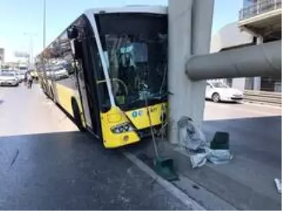 Beylikdüzü Haramidere-Avcılar seferini yapan körüklü belediye otobüsü E5 yanyolda refüje çıkarak... Beylikdüzü Haramidere-Avcılar seferini yapan körüklü belediye otobüsü E5 yanyolda refüje çıkarak...