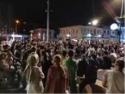 Canlı müzik için sosyal mesafe ve maske kurallarını hiçe saydılar Canlı müzik için sosyal mesafe ve maske kurallarını hiçe saydılar