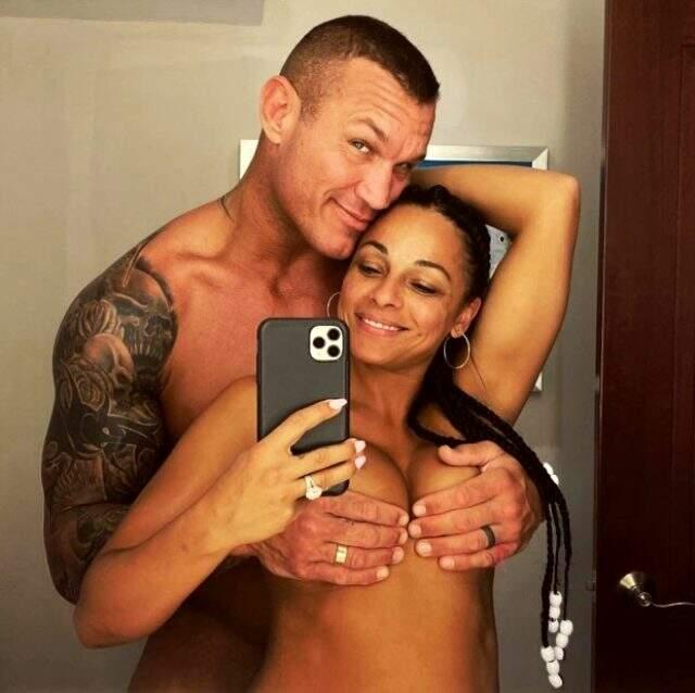 Efsane dövüşçü Randy Orton, eşiyle duşta çıplak poz verdi Efsane dövüşçü Randy Orton, eşiyle duşta çıplak poz verdi