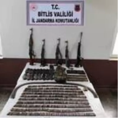 Hizan'da yol kontrolünde çok sayıda silah ve mühimmat ele geçirildi Hizan'da yol kontrolünde çok sayıda silah ve mühimmat ele geçirildi