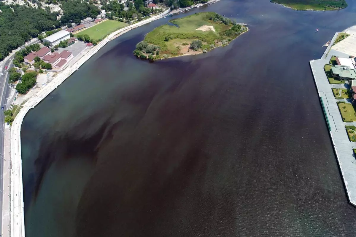 İBB'nin 3 hafta içerisinde düzelecek dediği Haliç, daha da siyaha büründü