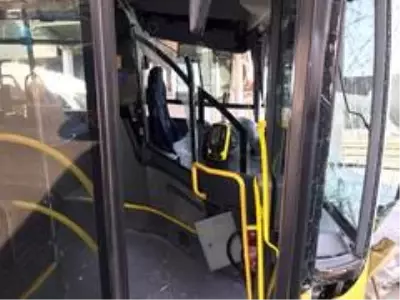 İETT otobüsü metrobüs köprüsüne çarptı: 19 yaralı