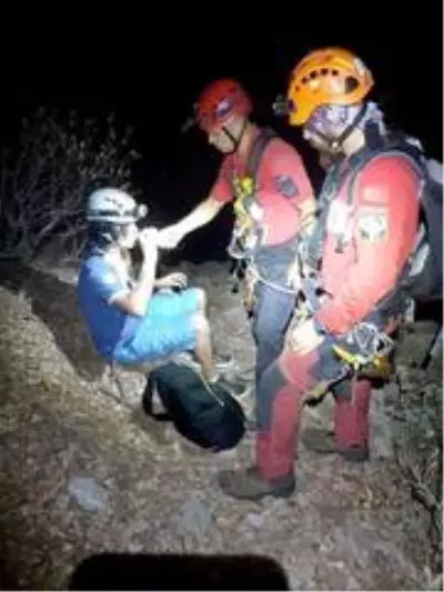 Kelebekler vadisinde mahsur kalan tatilciyi JAK ve AKUT kurtardı Kelebekler vadisinde mahsur kalan tatilciyi JAK ve AKUT kurtardı