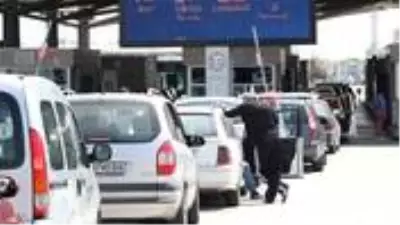 Koronavirüse rağmen gurbetçilerin tatillerini Türkiye'de geçirme isteği Kapıkule'deki rakamlara yansıdı Koronavirüse rağmen gurbetçilerin tatillerini Türkiye'de geçirme isteği Kapıkule'deki rakamlara yansıdı