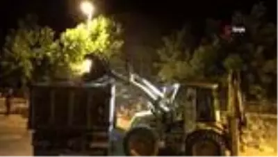 Manisa'da şiddetli fırtına cami minaresini yıktı Manisa'da şiddetli fırtına cami minaresini yıktı