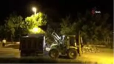Manisa'da şiddetli fırtına cami minaresini yıktı Manisa'da şiddetli fırtına cami minaresini yıktı
