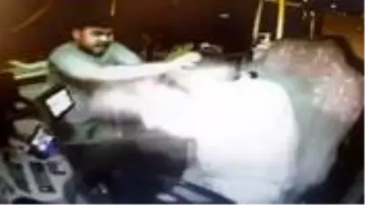 Maskesiz otobüse binmeye çalışan iki kişi, kendilerini uyaran otobüs şoförünü darp etti Maskesiz otobüse binmeye çalışan iki kişi, kendilerini uyaran otobüs şoförünü darp etti