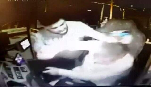 Maskesiz otobüse binmeye çalışan iki kişi, kendilerini uyaran otobüs şoförünü darp etti Maskesiz otobüse binmeye çalışan iki kişi, kendilerini uyaran otobüs şoförünü darp etti