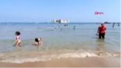 Mersin'de vatandaşlar plajlara koştu Mersin'de vatandaşlar plajlara koştu