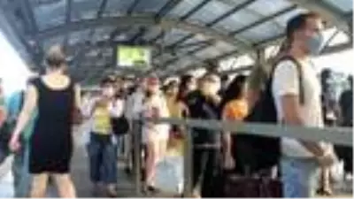 Metrobüslerde sosyal mesafesiz yolculuk