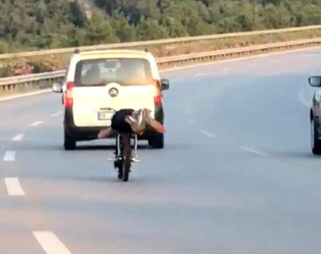 Motosikleti yüzüstü yatarak kullandı Motosikleti yüzüstü yatarak kullandı