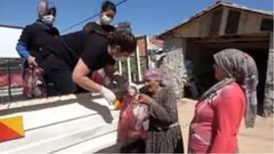 Öğrenciler dezenfektan üretti, öğretmenler köy köy dağıttı Öğrenciler dezenfektan üretti, öğretmenler köy köy dağıttı