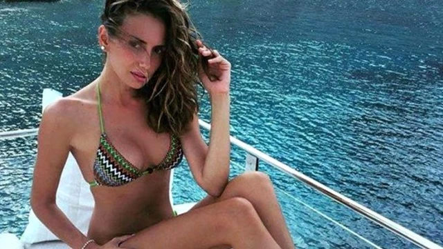 Oğulları ile tatile çıkan Emina Jahovic, bikinili pozuyla ortalığı yaktı geçti