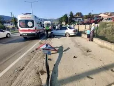 Önce trafik levhasına sonra bahçe duvarına çarparak durabildi: 4 yaralı Önce trafik levhasına sonra bahçe duvarına çarparak durabildi: 4 yaralı