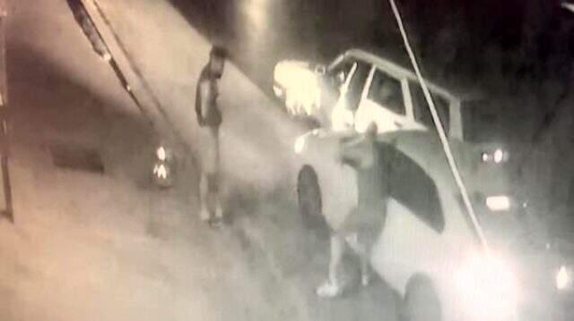 Pendik'te kadına darp kamerada... Yolu kesildi aracının camı tekmeyle kırıldı Pendik'te kadına darp kamerada... Yolu kesildi aracının camı tekmeyle kırıldı