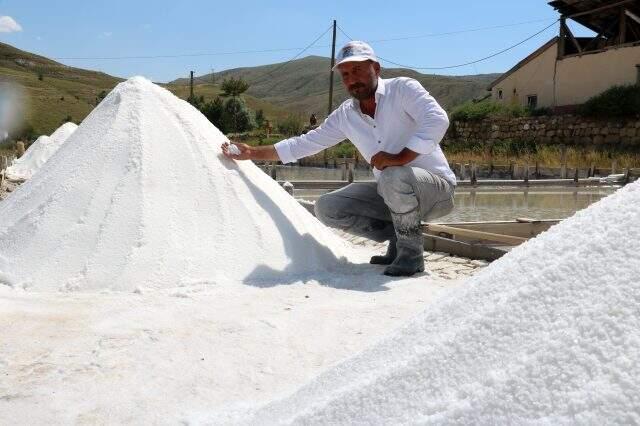 Sivas'ta doğal kaynak tuzunun hasadı başladı Sivas'ta doğal kaynak tuzunun hasadı başladı