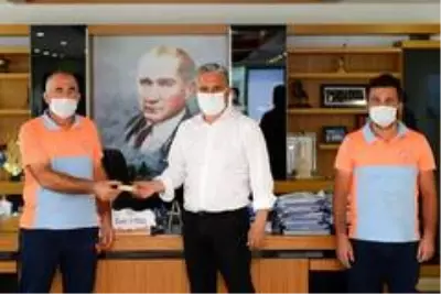 Temizlik işçileri buldukları mücevheri belediyeye teslim ettiler Temizlik işçileri buldukları mücevheri belediyeye teslim ettiler