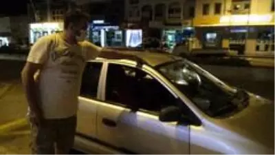 Turgut Şelalesi'ne yiyecekle giren yerli turistlerin aracını haritaya çevirdiler