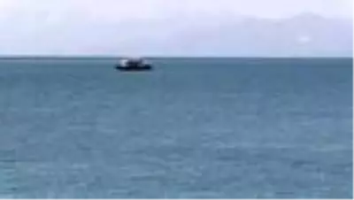 Van Gölü'nde kaybolan tekneyi arama çalışmaları devam ediyor (2) Van Gölü'nde kaybolan tekneyi arama çalışmaları devam ediyor (2)