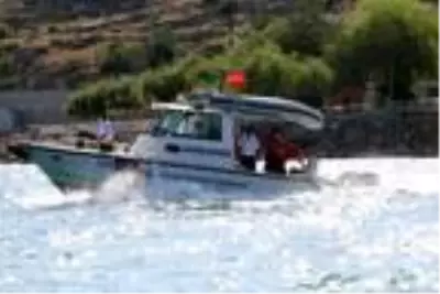 Van Gölü'ndeki tekne faciasında ölü sayısı 11'e çıktı Van Gölü'ndeki tekne faciasında ölü sayısı 11'e çıktı